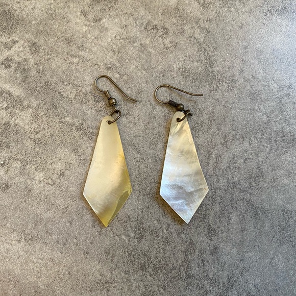 Golden sunrise shimmering vintage shell earrings. - Picture 4 of 4